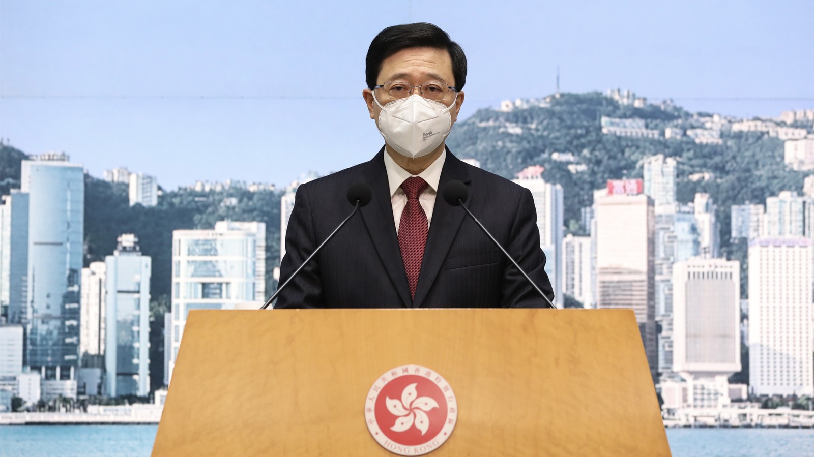 李家超關注虐兒案稱會加快立法工作　疫情連日破萬宗形容目前風險高