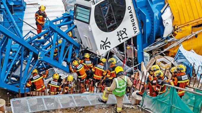 塌天秤｜消防解釋需時救出被壓傷者　因要調動「吊雞車」吊起倒塌天秤